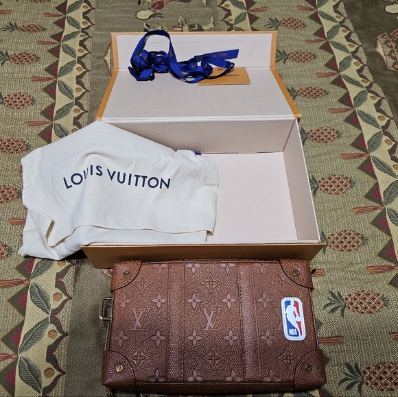 Mens LV X NBA Soft Trunk Wearable Wallet - Picture 9 of 16